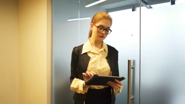 Jeune Femme Affaires Moderne Dans Travail Bureau Par Tablette Tir — Video