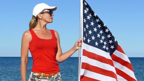 Vlastenecké Hezká Žena Stojan Americkou Vlajkou Nedaleko Moře Zpomalený Pohyb — Stock video