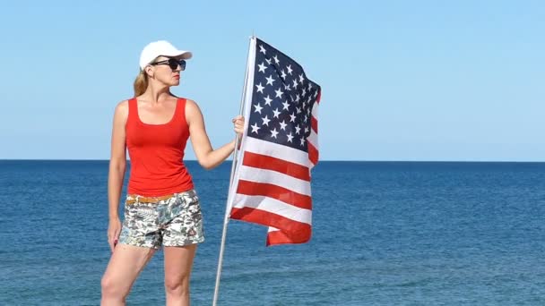 Jolie Femme Patriotique Debout Avec Drapeau Américain Près Mer Mouvement — Video
