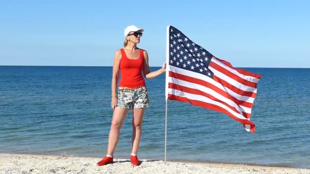 Mulher Esbelta Grave Ficar Com Bandeira Americana Perto Mar Movimento — Vídeo de Stock