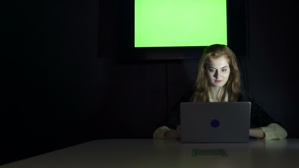 Mladí Unavený Podnikání Žena Pracovat Notebooku Úřadu Tvrdá Práce — Stock video
