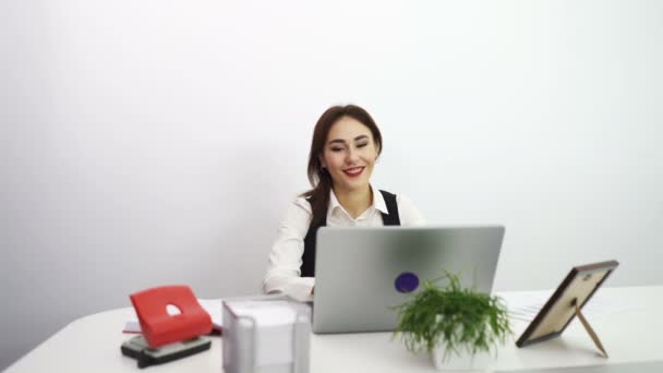 アジアのビジネス女性の笑顔は オフィスでノート パソコンで動作します ドーリー ショット — ストック動画