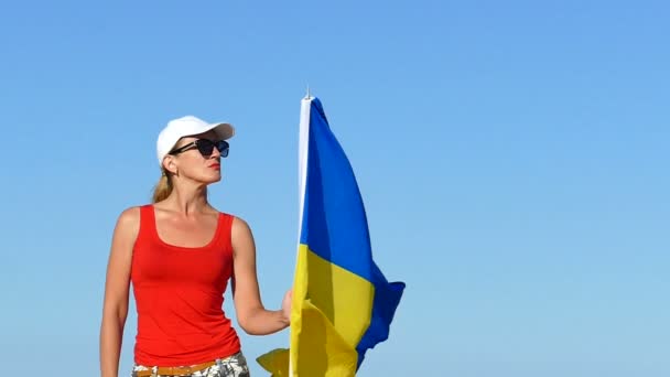 Retrato Mujer Con Bandera Ucraniana Contra Cielo Azul Movimiento Lento — Vídeos de Stock