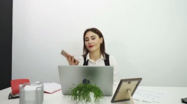 4. dolly vurdu. Asyalı güzel iş kadını ofiste. 