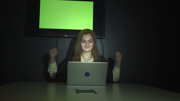 Moe Zakelijke Vrouw Werk Laptop Office Groen Scherm Achtergrond — Stockvideo