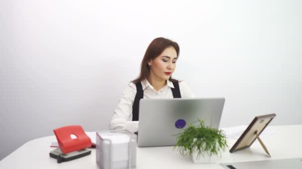 アジアかなり女性業務オフィスでノート パソコンで ドーリー ショット — ストック動画