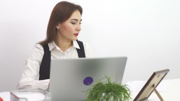 Asiática Bonita Mujer Negocios Trabajo Cuaderno Oficina Dolly Disparó — Vídeo de stock