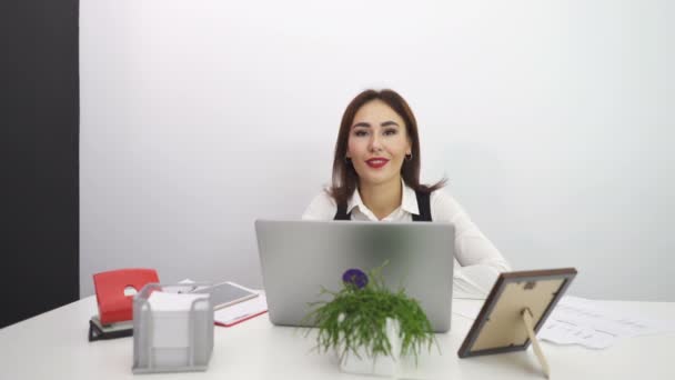 Dolly Vurdu Asyalı Güzel Kadını Kamera Office Bak — Stok video