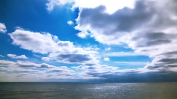 有阳光和云层的海洋景观 没有鸟的时间间隔 未加工的输出 — 图库视频影像