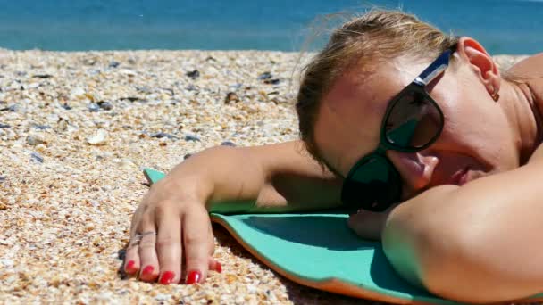 Hübsche Frau Entspannt Sich Strand Spielt Mit Sand — Stockvideo