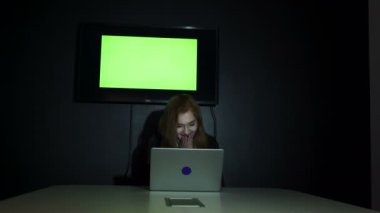 4. iş kadını ofiste dizüstü bilgilerinden sevinir. Arka planda yeşil ekran