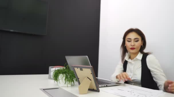 アジアの深刻なビジネス女性制作事務所ドーリー ショット — ストック動画