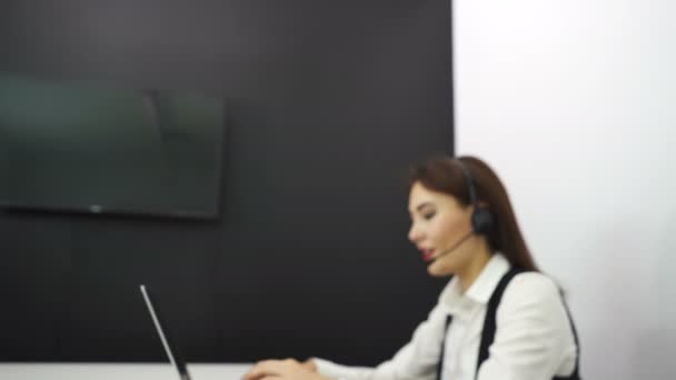 客户支持服务中心亚洲女性运营商的脸 多利射门 — 图库视频影像