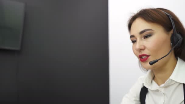 Uśmiechnięta Twarz Asian Kobieta Operatora Centrum Usługi Pomocy Technicznej Dolly — Wideo stockowe