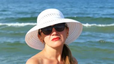    beyaz şapka ve gözlük, okyanus dalgalarının duran 4 k. güzel kadın. Portre