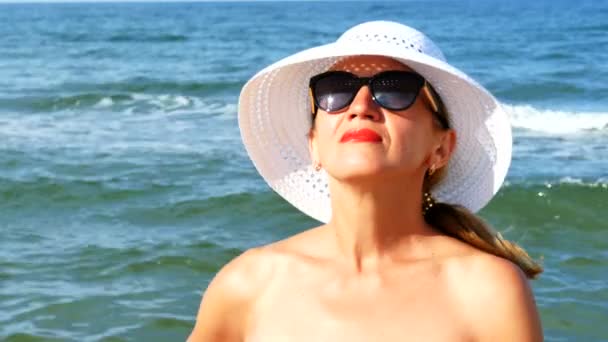 Mujer Bastante Adulta Sombrero Blanco Gafas Pie Cerca Las Olas — Vídeo de stock