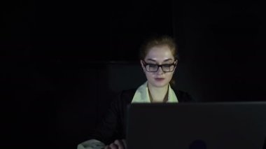 4. genç iş kadını işyerinde not defterinde office yorgun