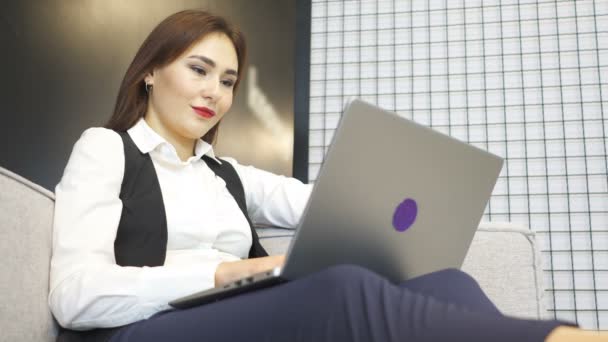 Mulher Negócios Asiática Trabalho Escritório Sofá Com Laptop Atender Chamada — Vídeo de Stock