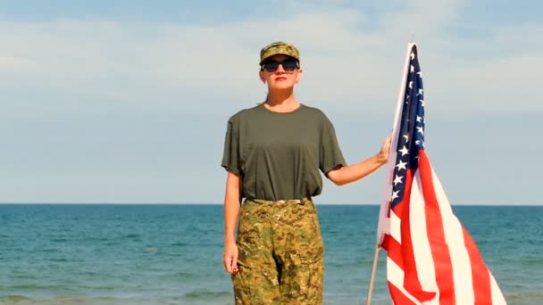 Soldatin Steht Mit Amerikanischer Flagge Der Nähe Des Meeres Zeitlupe — Stockvideo