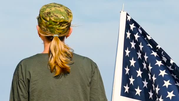 Soldat Kvinna Stå Med Amerikanska Flaggan Bakifrån Slowmotion — Stockvideo