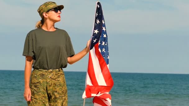 Allvarlig Soldat Kvinna Stå Med Amerikanska Flaggan Nära Havet Slow — Stockvideo