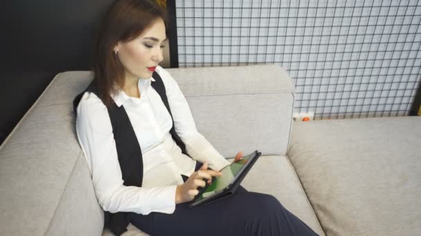 Aziatische Zakenvrouw Kantoorwerk Sofa Met Tablet Groen Scherm — Stockvideo