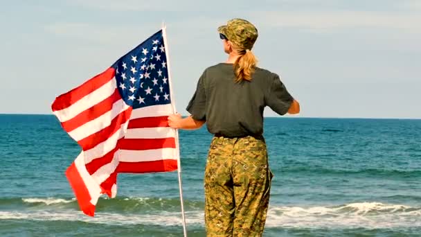 Mulher Soldado Saúda Com Bandeira Americana Perto Mar Movimento Lento — Vídeo de Stock