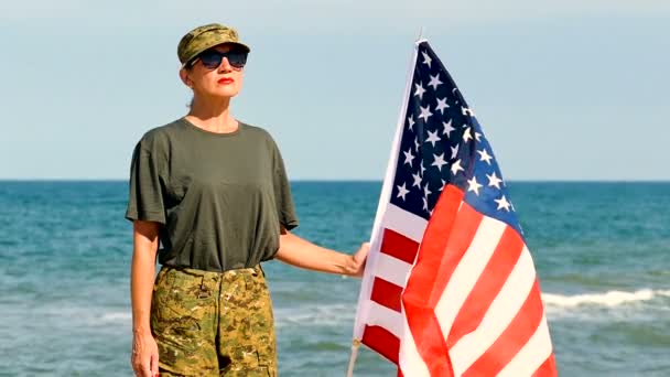 在海边挂着美国国旗的士兵妇女 慢动作 — 图库视频影像