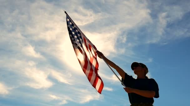 战士妇女站立与美国旗子反对蓝天 慢动作 — 图库视频影像