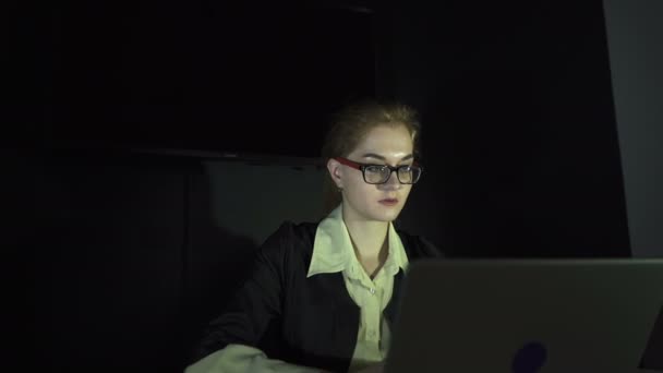 若いビジネス女性勤務オフィス 暗い部屋でノート — ストック動画