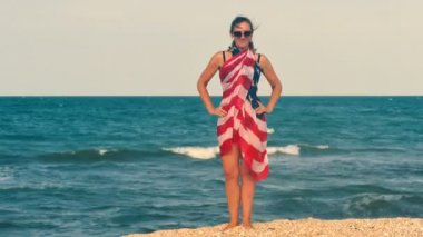    4k. Dalgalar deniz okyanus yakın poz Amerikan sembolü giysili kadın dans.