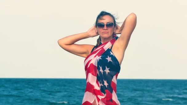 Mujer Seria Ropa Símbolo Americano Posando Cerca Del Océano Olas — Vídeos de Stock