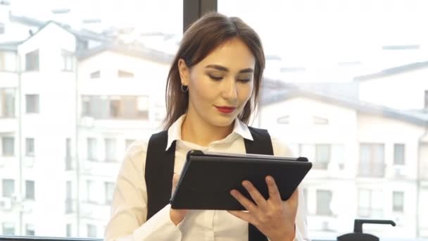 Femme Affaires Asiatique Gestionnaire Avec Tablette Bureau Portrait Plan Régulier — Video