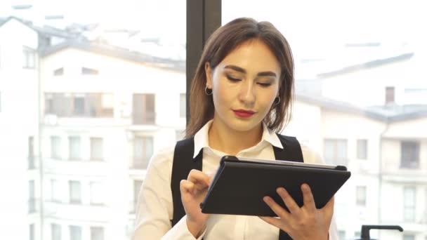 アジア ビジネスの女性 オフィスでタブレットを持つマネージャーはカメラの笑顔します 安定したショット 肖像画 — ストック動画