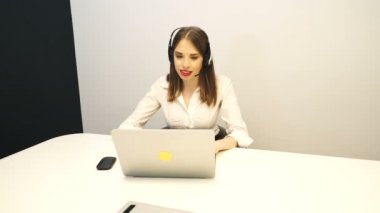 4 k. seksi gülümseyen kadın operatör cevap aramak ofiste