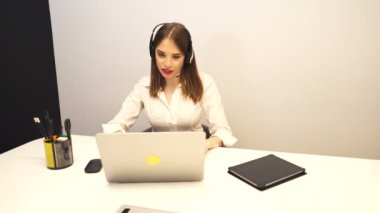 kameraya bakarak 4 k. seksi kadın operatör müşteri destek hizmeti merkezi cevap arama. Dolly vurdu