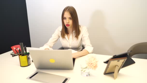 漂亮的年轻女商人在办公室工作 — 图库视频影像