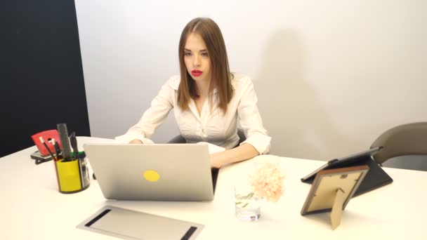 Jolie Jeune Femme Affaires Travaille Bureau — Video