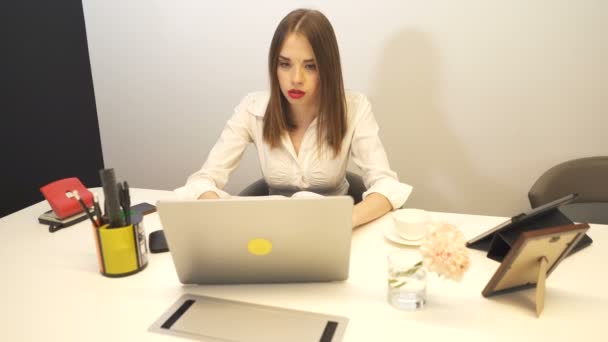 Una Mujer Negocios Muy Joven Trabaja Oficina Dolly Disparó — Vídeos de Stock