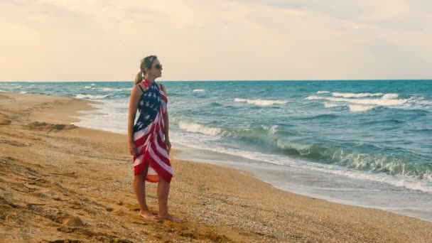 Poważne Kobieta Amerykański Symbol Stojaku Pobliżu Ocean Wybrzeże Morza — Wideo stockowe