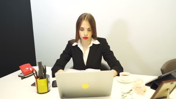 漂亮的女商人在办公室工作 有一些咖啡时间 多利射门 — 图库视频影像