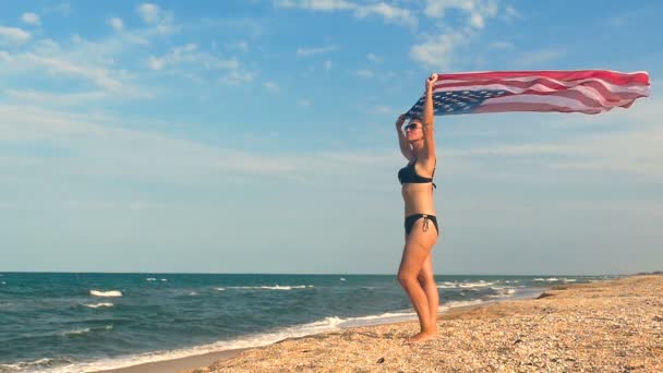 Fosterländska Kvinna Stå Med Amerikanska Flaggan Nära Havet Slow Motion — Stockvideo