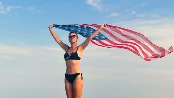 Mujer Patriótica Seria Con Bandera Americana Contra Cielo Azul Movimiento — Vídeos de Stock