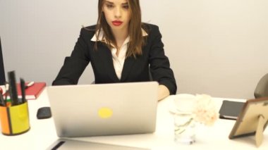 4. mutlu güzel iş kadını ofiste bazı zevkleri var. Dolly vurdu