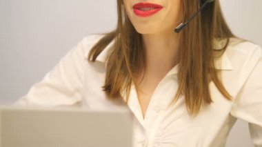 4 k. seksi yüzü kadar yakın dudakları kadın operatör cevap arama, gülümseyen