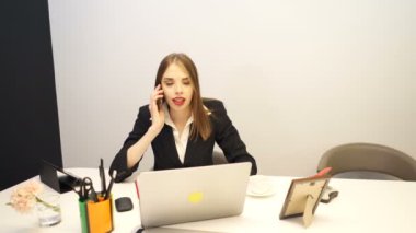 4. ngry güzel iş kadını office Talk tarafından cep telefonu. Dolly vurdu