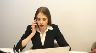 4. ngry güzel iş kadını office Talk tarafından cep telefonu. Kötü haber. Dolly vurdu