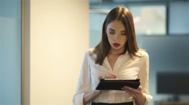 4. seksi genç iş kadını gitmek tarafından tablet çalışma ofisinde. Sürekli çekim,
