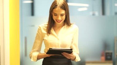 4. güzel iş kadını ofiste tablet ile gidin. Sürekli çekim, 