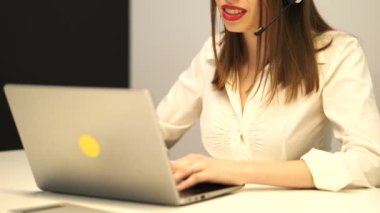 4 k. kırmızı dudaklar seksi gülümseyen kadın operatör cevap telefon, laptop